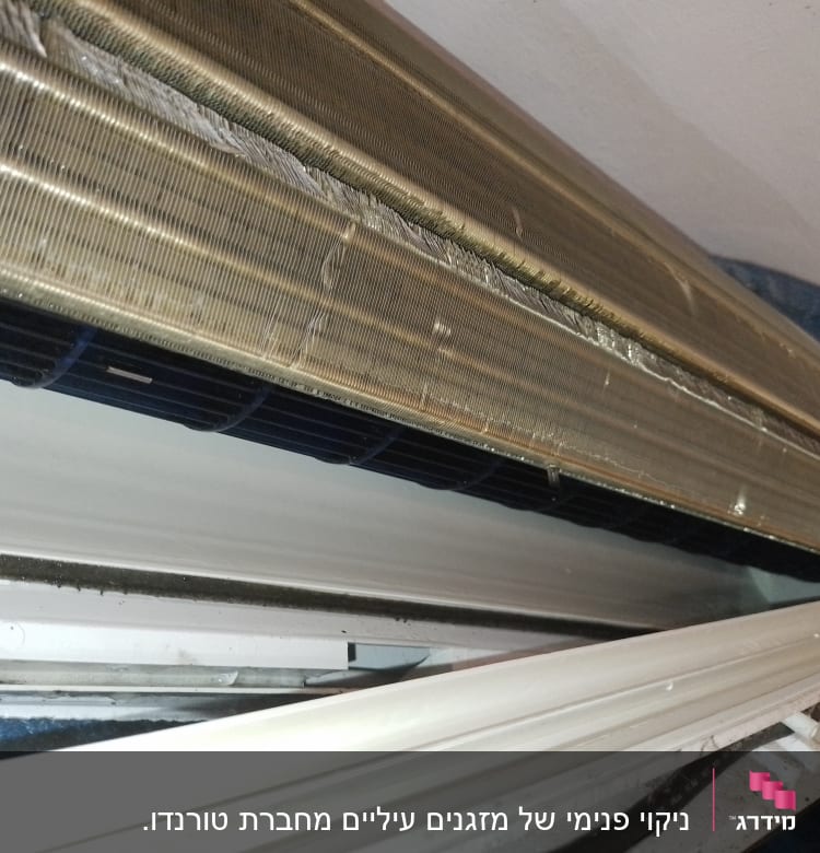 יחידת מיזוג אוויר עם סוללה חשופה וניקוז